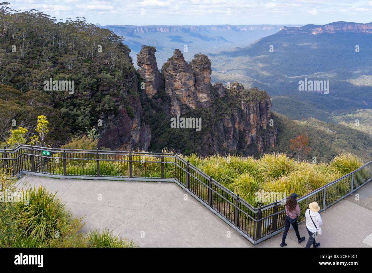 Besucher besuchen die Felsformation Three Sisters im Blue Mountains National Park, Katoomba, NSW, Australien Stockfoto