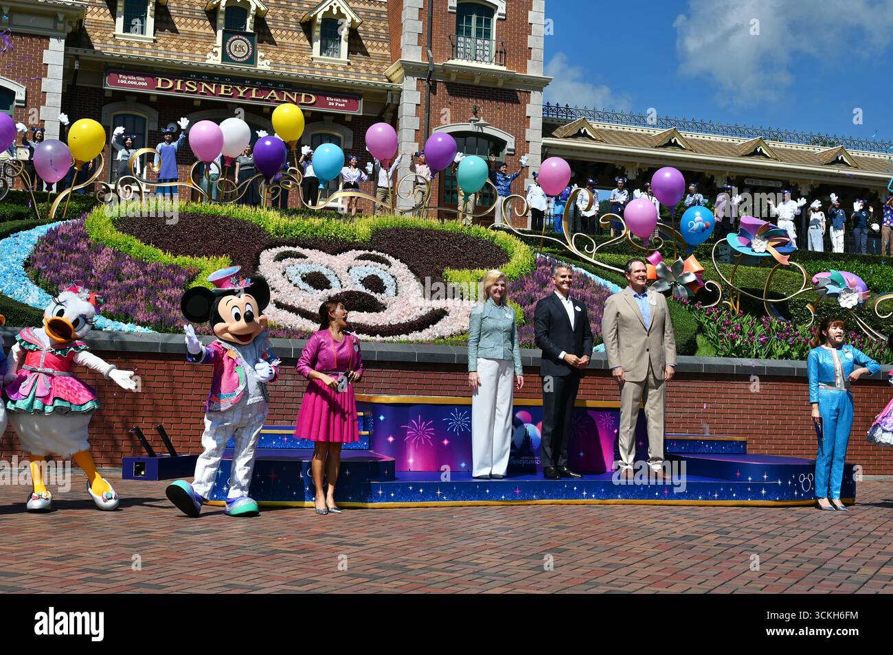 Disneyland Jill Estorino, Josh D’Amaro und Michael Moriarty in Hong Kong Disneyland am 12. September 2025 in Hong Kong. Hong Kong Disneyland veranstaltet heute eine Veranstaltung zum 20. Jahrestag der Eröffnung. (Foto von Kobe Li/Nexpher Images) Stockfoto
