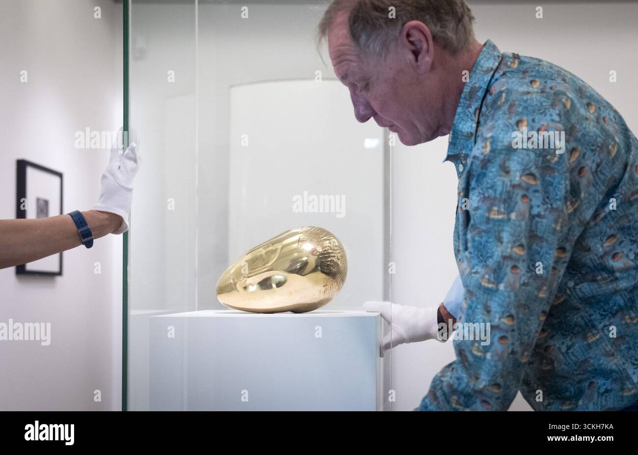 AMSTERDAM – Constantin Brancusis Schlafende Muse wird im H'ART Museum für die Ausstellung Brancusi, die Geburt der modernen Skulptur installiert. Die Ausstellung zeigt mehr als 30 Skulpturen dieses führenden Künstlers. ANP JEROEN JUMELET niederlande Out - belgien Out Stockfoto