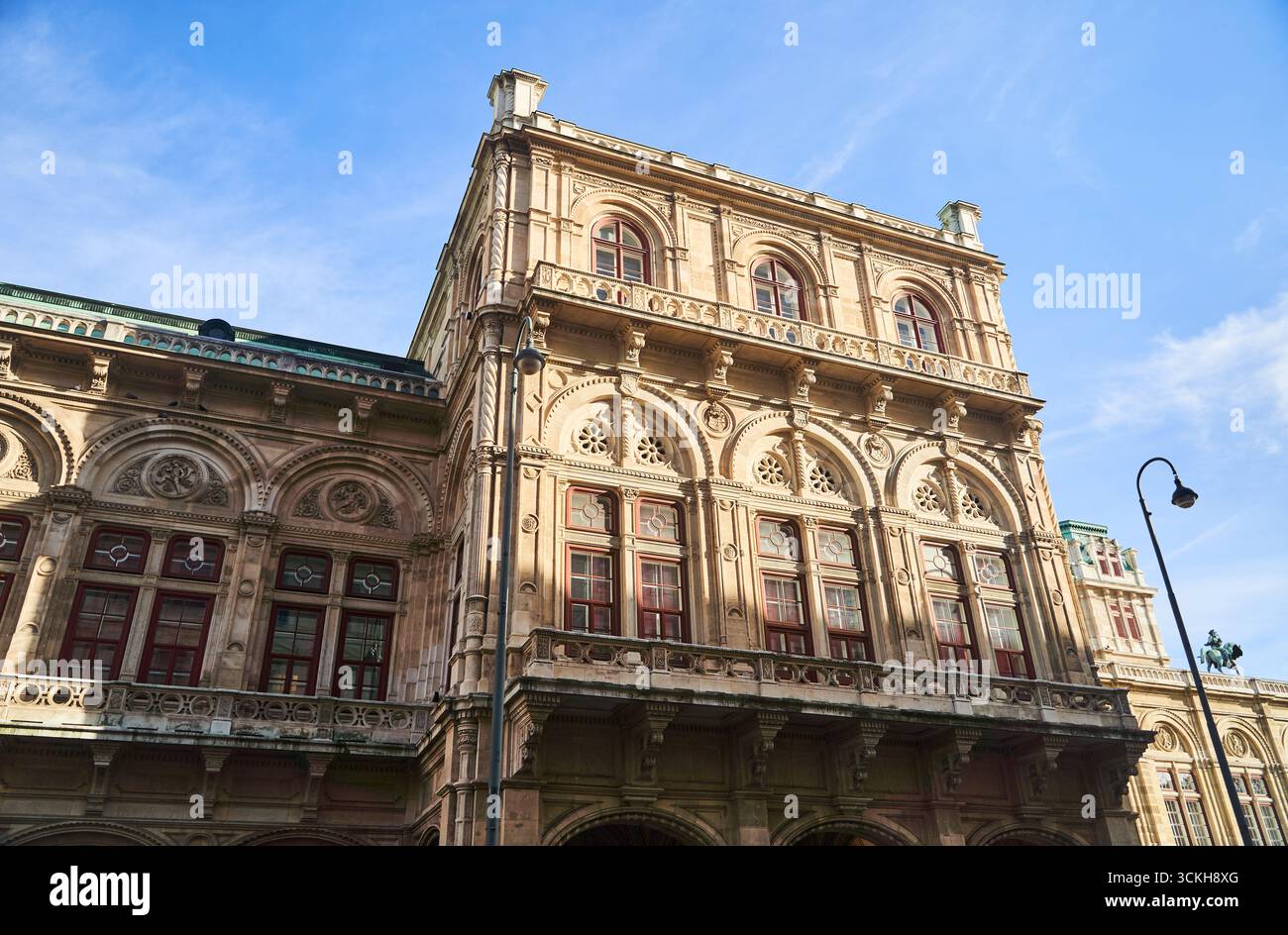 WIEN, ÖSTERREICH - 10.10.2022: Die architektonische Schönheit des historischen Gebäudes wird unter einem klaren blauen Himmel vergrößert Stockfoto