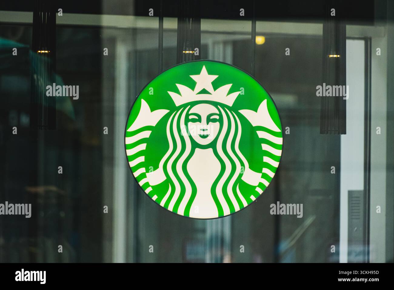 Starbucks weltweit berühmtes Logo der Coffeeshop-Marke am Schaufenster Stockfoto