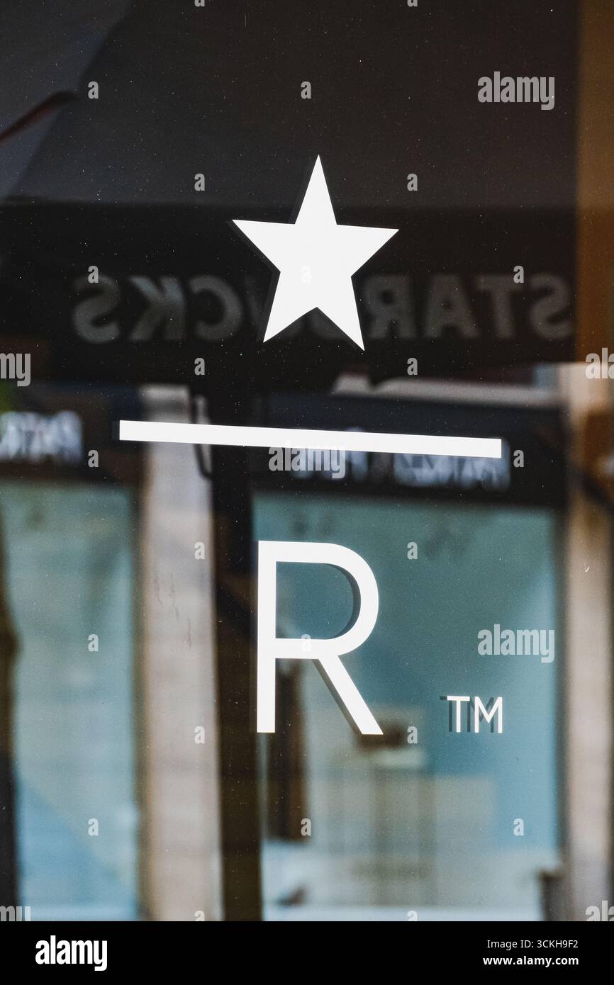 Starbucks weltweit berühmtes Markenlogo für Coffeeshops in einem Ladengeschäft Stockfoto