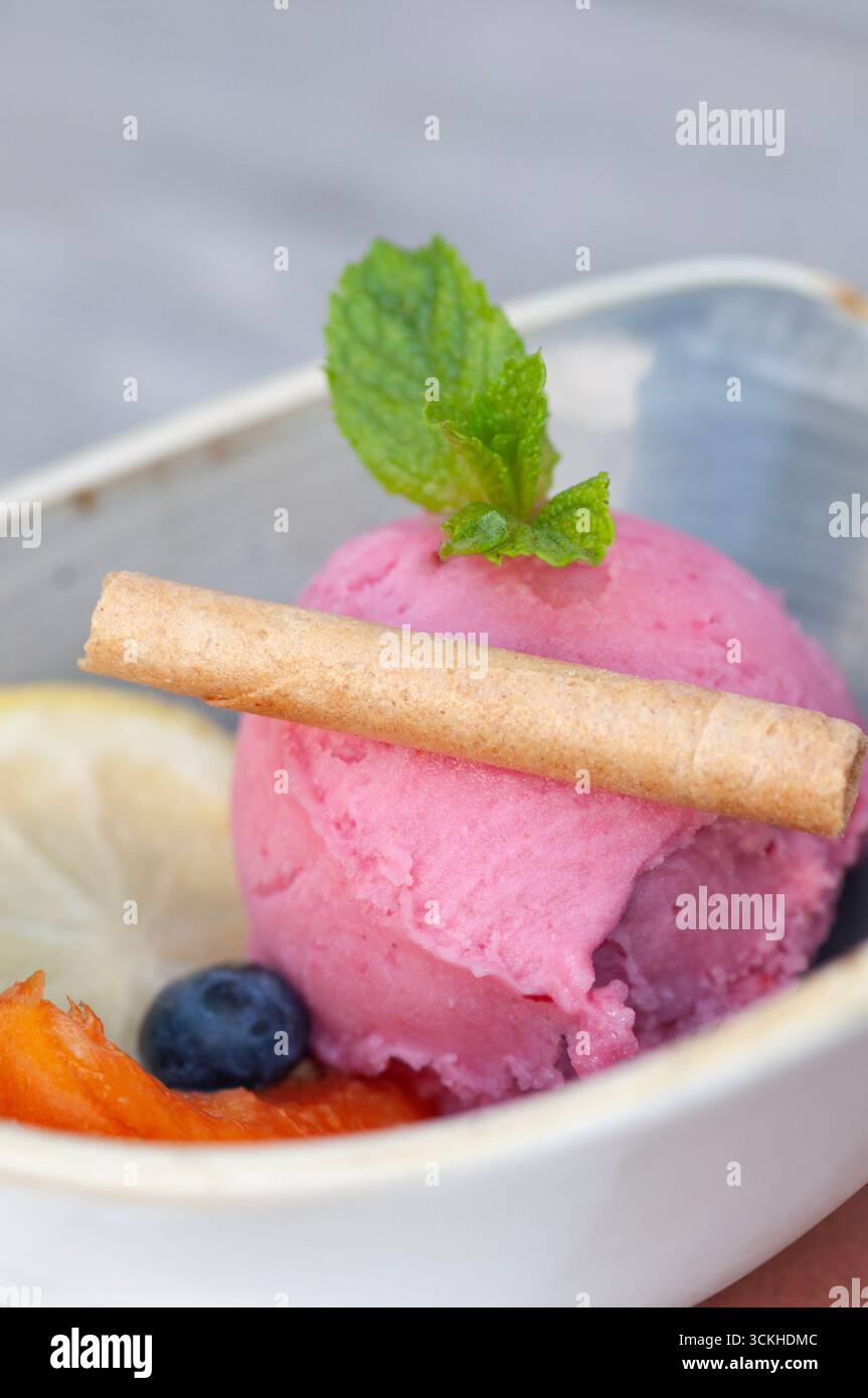 Obstsorbet mit Himbeeren Stockfoto