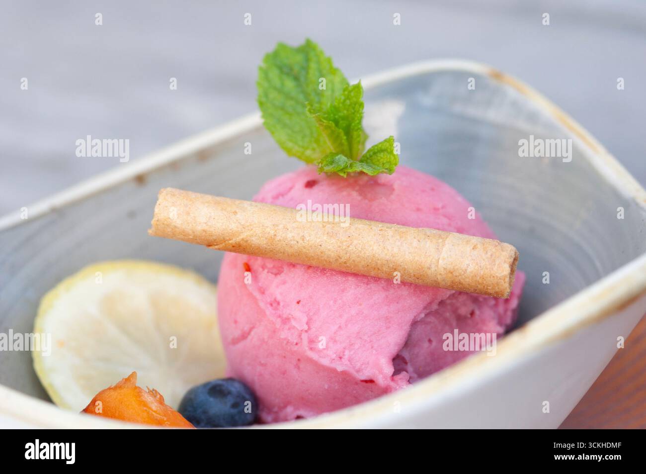 Obstsorbet mit Himbeeren Stockfoto