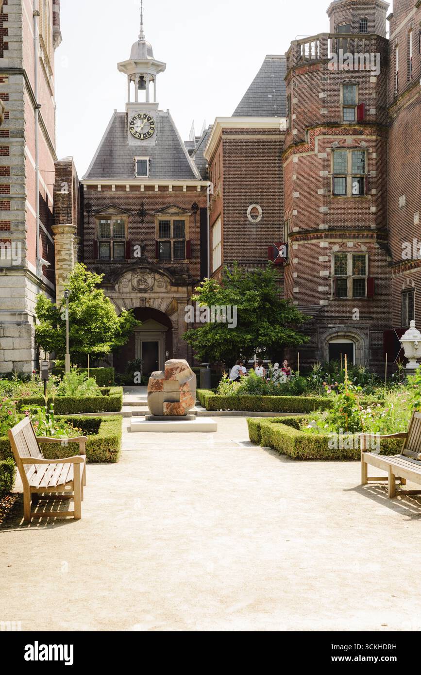 Ruhiger Garten mit Skulpturen und Bänken im Rijksmuseum Amsterdam Stockfoto