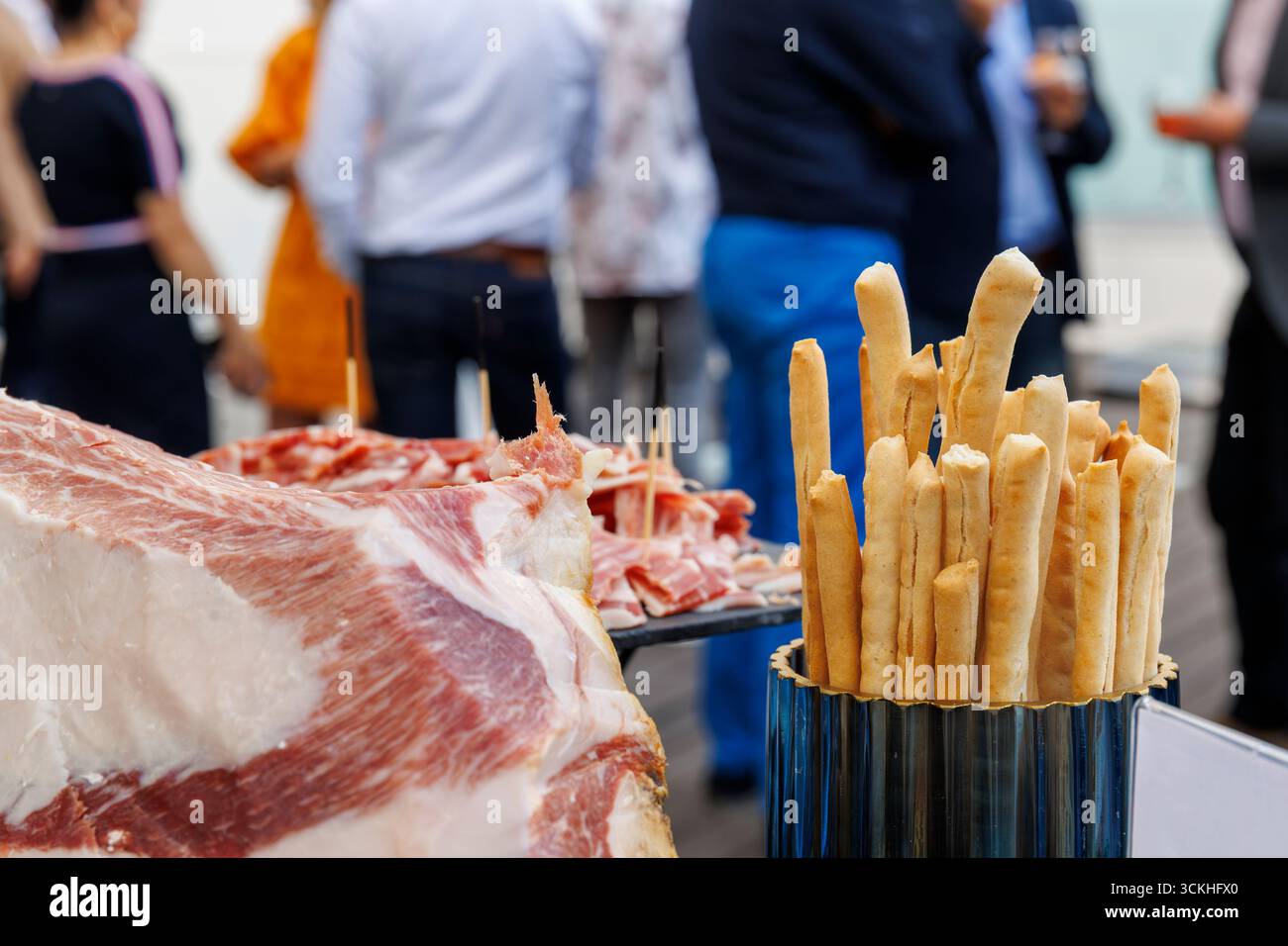 Nahaufnahme eines Buffets mit Räucherschinken während eines Cocktailempfangs Stockfoto