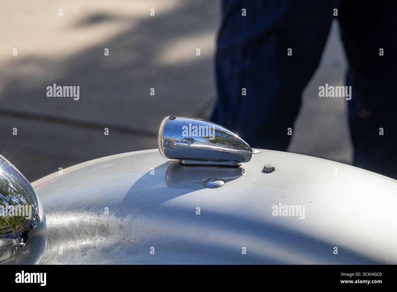 Verchromte Kotflügelleuchte in einem Oldtimer, reflektiert die Umgebung und zeigt die Schönheit des klassischen Automobildesigns Stockfoto