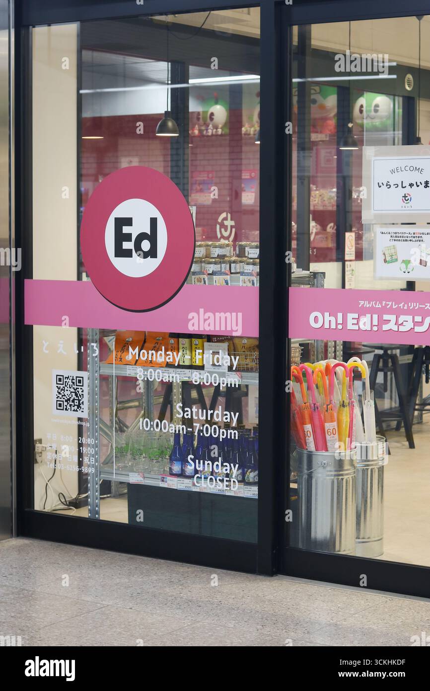 TOKIO, JAPAN - 11.9.2025: Vor Toeiro, dem U-Bahn-Shop VON TOEI, während der 'Oh! Ed! Projekt“, eine Zusammenarbeit zwischen Ed Sheeran und der Oedo Line. Stockfoto