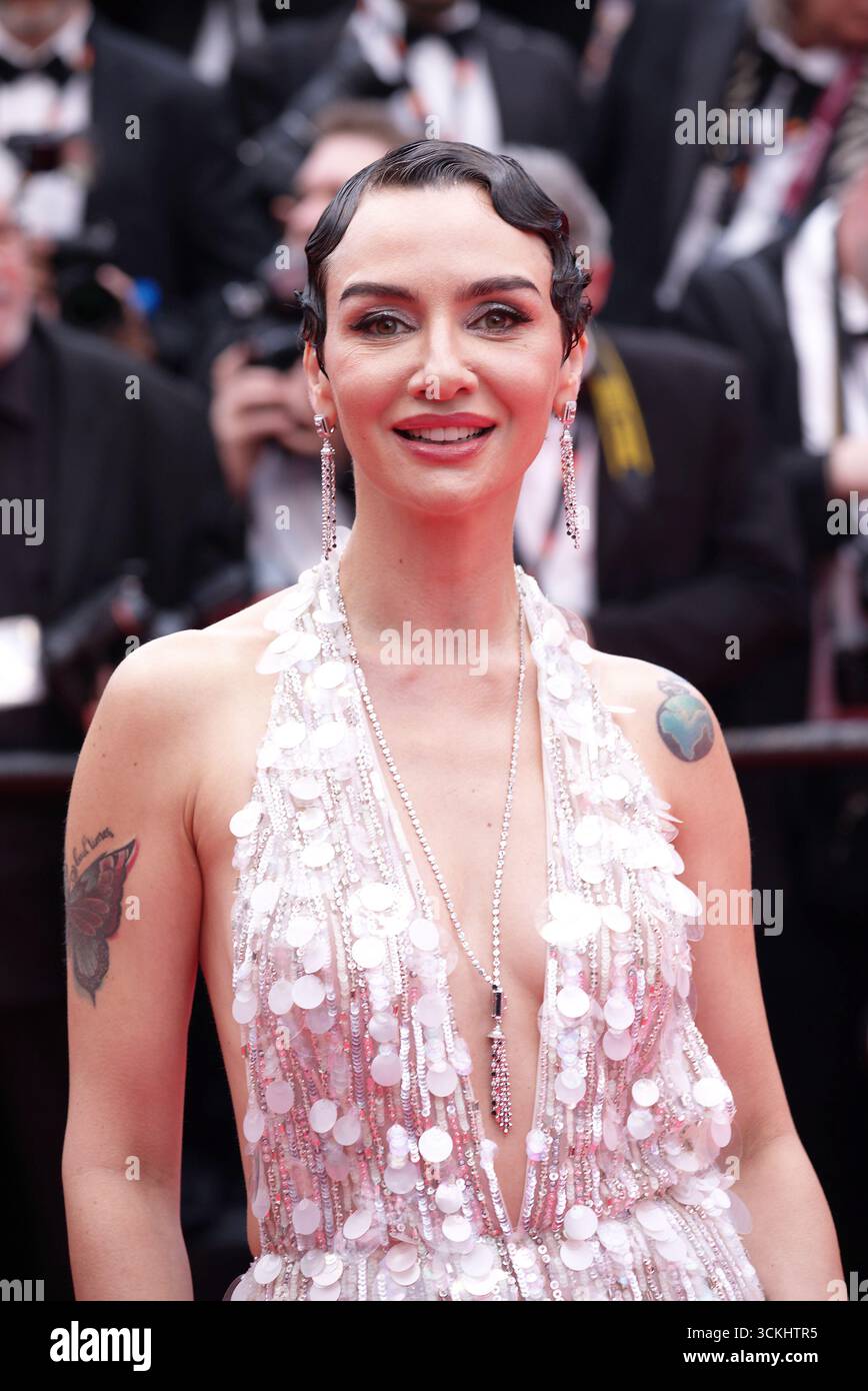 Die türkische Schauspielerin Birce Akalay auf dem roten Teppich zur Eröffnungszeremonie der Filmfestspiele von Cannes 2025. Stockfoto
