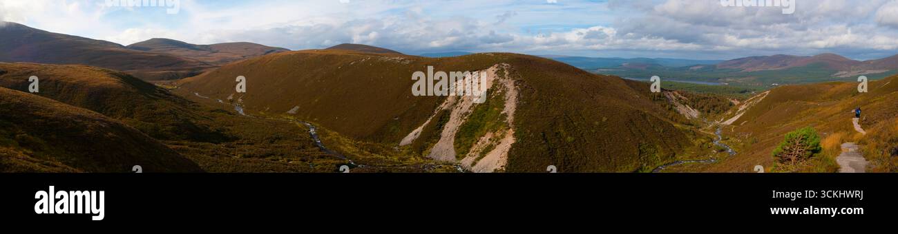 Panoramablick auf einen Teil der Cairngorm Bergkette in der Nähe von Aviemore in Schottland, Großbritannien. Der Weg führt von Loch Morlich nach Ben Macdui und Cairn Gorm, Foto Stockfoto