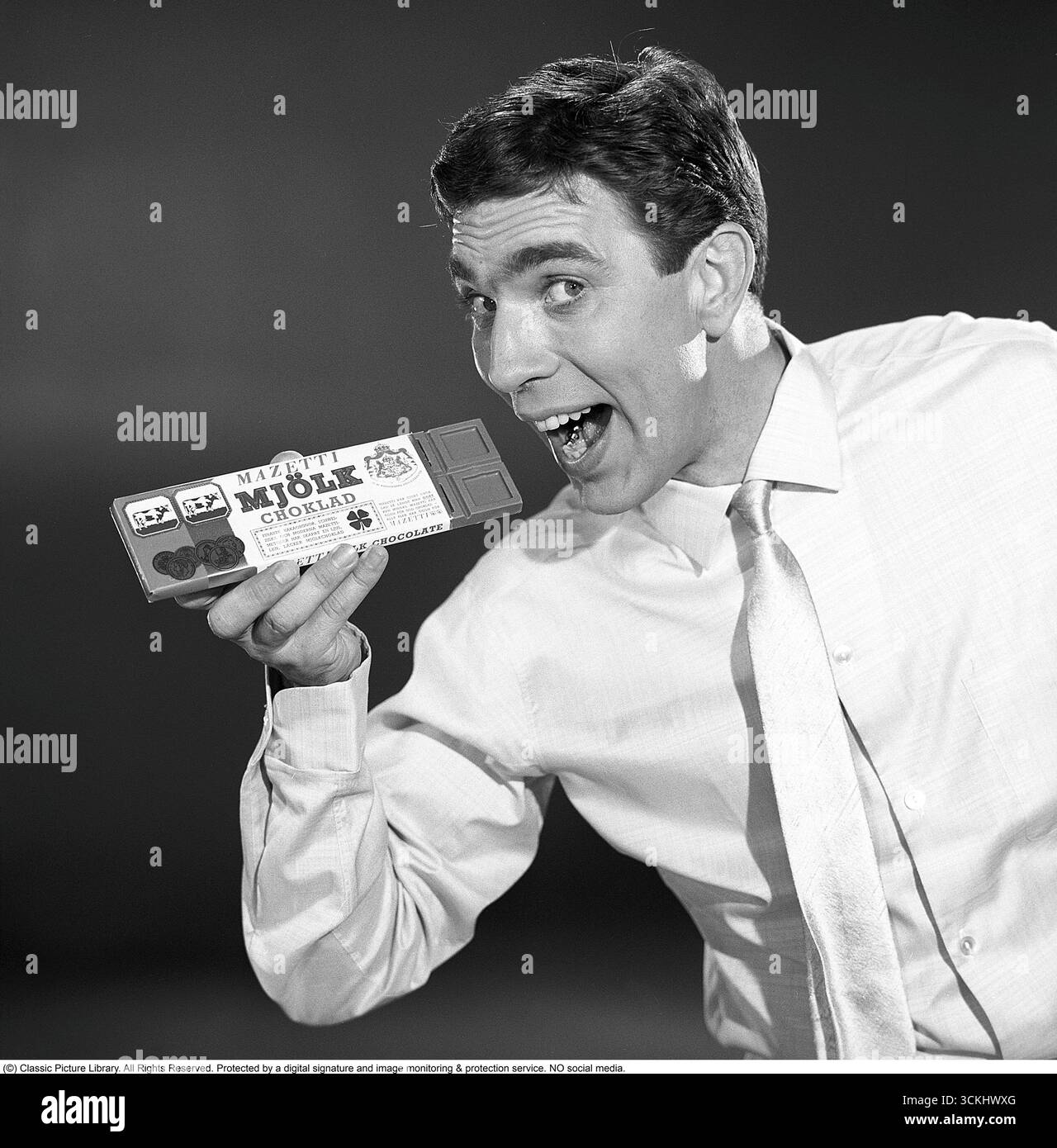 Owe Thörnqvist, ein schwedischer Sänger, der 1929 geboren wurde, erschien Anfang der 1960er Jahre in einer klassischen Mazetti-Schokoladenwerbung Der ikonische einminütige Farbfilm, der vor dem Hauptfilm in Kinos gezeigt wurde, wurde 1960–1963 produziert. Es enthält die berühmte Zeile „Killar med sprätt i gillar Mazetti“ („Jungs mit Pizzazz lieben Mazetti“). Kristoffersson Ref. CZ54 Stockfoto