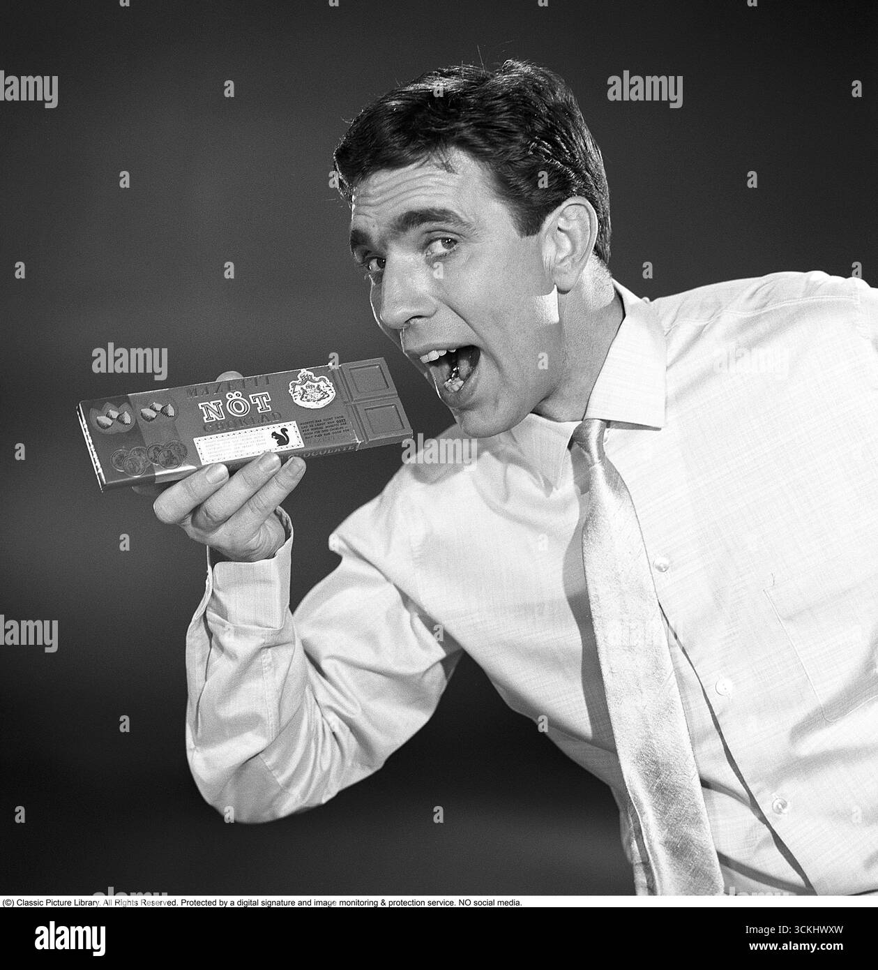 Owe Thörnqvist, ein schwedischer Sänger, der 1929 geboren wurde, erschien Anfang der 1960er Jahre in einer klassischen Mazetti-Schokoladenwerbung Der ikonische einminütige Farbfilm, der vor dem Hauptfilm in Kinos gezeigt wurde, wurde 1960–1963 produziert. Es enthält die berühmte Zeile „Killar med sprätt i gillar Mazetti“ („Jungs mit Pizzazz lieben Mazetti“). Kristoffersson Ref. CZ54 Stockfoto