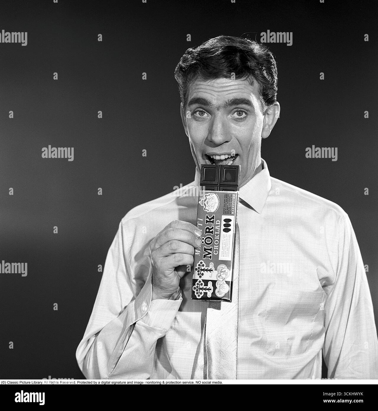 Owe Thörnqvist, ein schwedischer Sänger, der 1929 geboren wurde, erschien Anfang der 1960er Jahre in einer klassischen Mazetti-Schokoladenwerbung Der ikonische einminütige Farbfilm, der vor dem Hauptfilm in Kinos gezeigt wurde, wurde 1960–1963 produziert. Es enthält die berühmte Zeile „Killar med sprätt i gillar Mazetti“ („Jungs mit Pizzazz lieben Mazetti“). Kristoffersson Ref. CZ54 Stockfoto