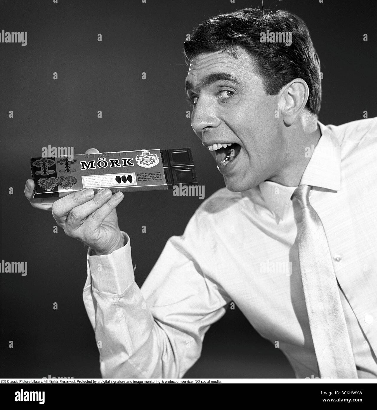 Owe Thörnqvist, ein schwedischer Sänger, der 1929 geboren wurde, erschien Anfang der 1960er Jahre in einer klassischen Mazetti-Schokoladenwerbung Der ikonische einminütige Farbfilm, der vor dem Hauptfilm in Kinos gezeigt wurde, wurde 1960–1963 produziert. Es enthält die berühmte Zeile „Killar med sprätt i gillar Mazetti“ („Jungs mit Pizzazz lieben Mazetti“). Stockfoto