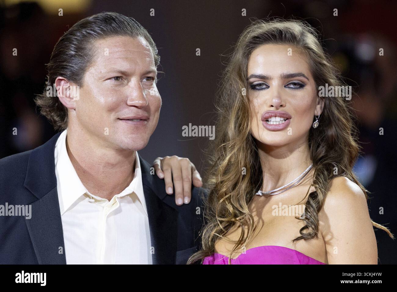 Venedig, Italien - 3. September 2025: Vito Schnabel, Helena Althof während des Roten Teppichs von - Cartier Glory zum Filmemacher Award 2025 und in der Hand von Stockfoto