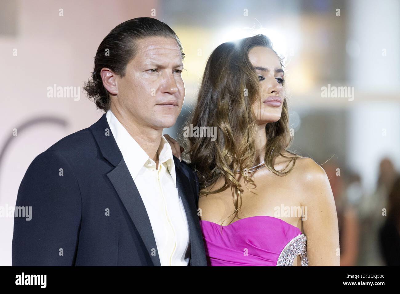 Venedig, Italien - 3. September 2025: Vito Schnabel, Helena Althof während des Roten Teppichs von - Cartier Glory zum Filmemacher Award 2025 und in der Hand von Stockfoto