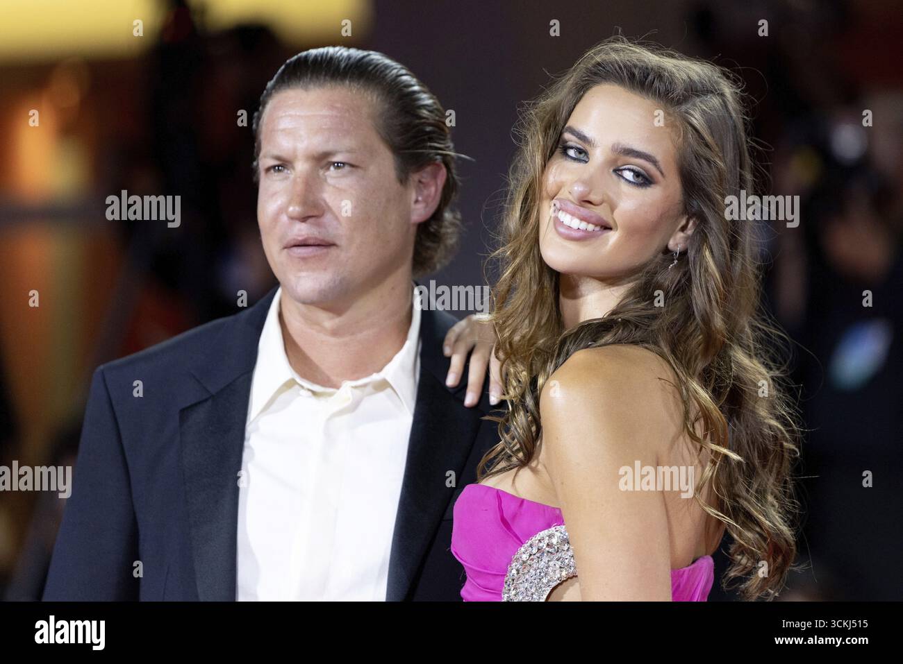 Venedig, Italien - 3. September 2025: Vito Schnabel, Helena Althof während des Roten Teppichs von - Cartier Glory zum Filmemacher Award 2025 und in der Hand von Stockfoto