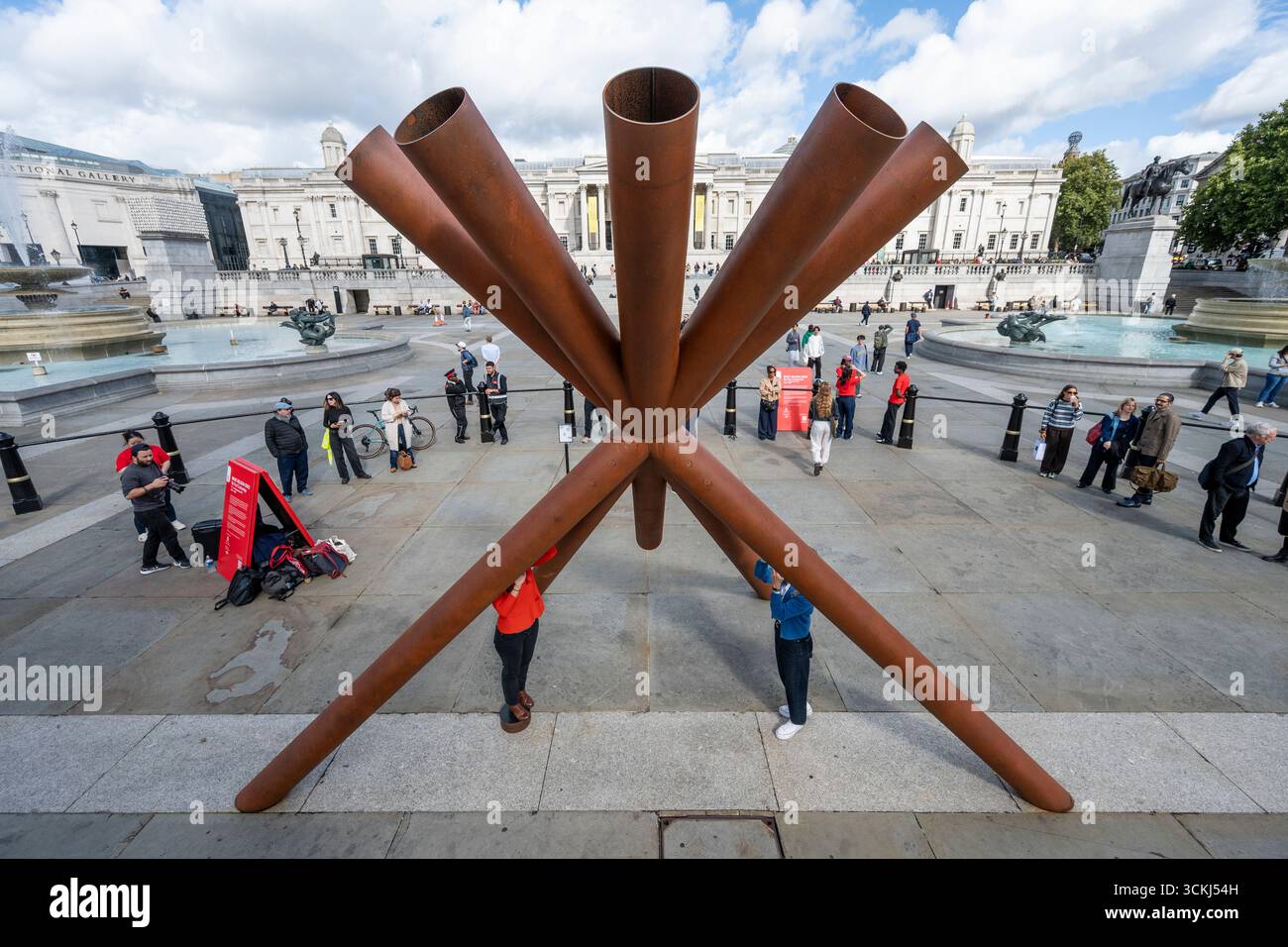 London, Großbritannien. 12. September 2025. „What Nelson Sees“ von Designer Paul Cocksedge und Google Arts & Culture wird im Rahmen des London Design Festivals am Trafalgar Square vorgestellt. Die Installation ist bis zum 18. September zu sehen. Quelle: Stephen Chung / Alamy Live News Stockfoto