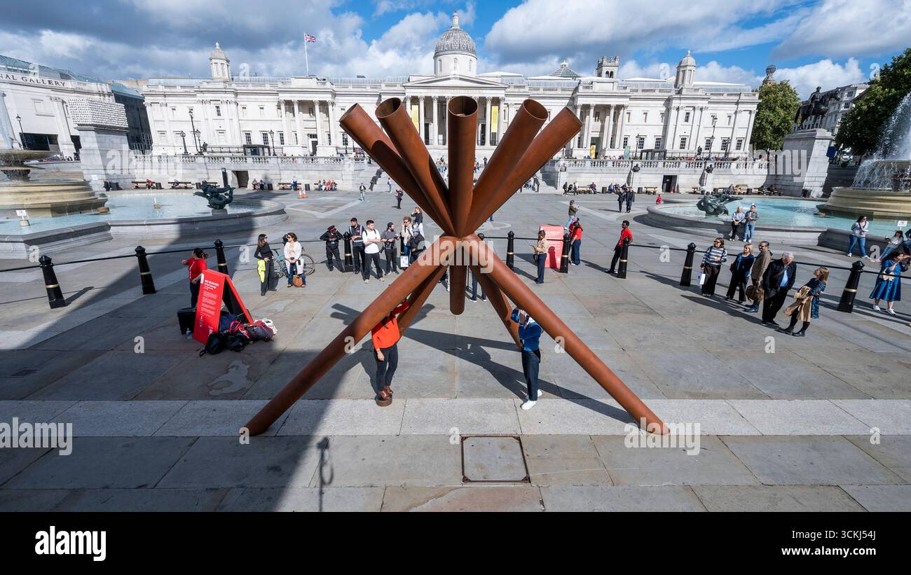 London, Großbritannien. 12. September 2025. „What Nelson Sees“ von Designer Paul Cocksedge und Google Arts & Culture wird im Rahmen des London Design Festivals am Trafalgar Square vorgestellt. Die Installation ist bis zum 18. September zu sehen. Quelle: Stephen Chung / Alamy Live News Stockfoto