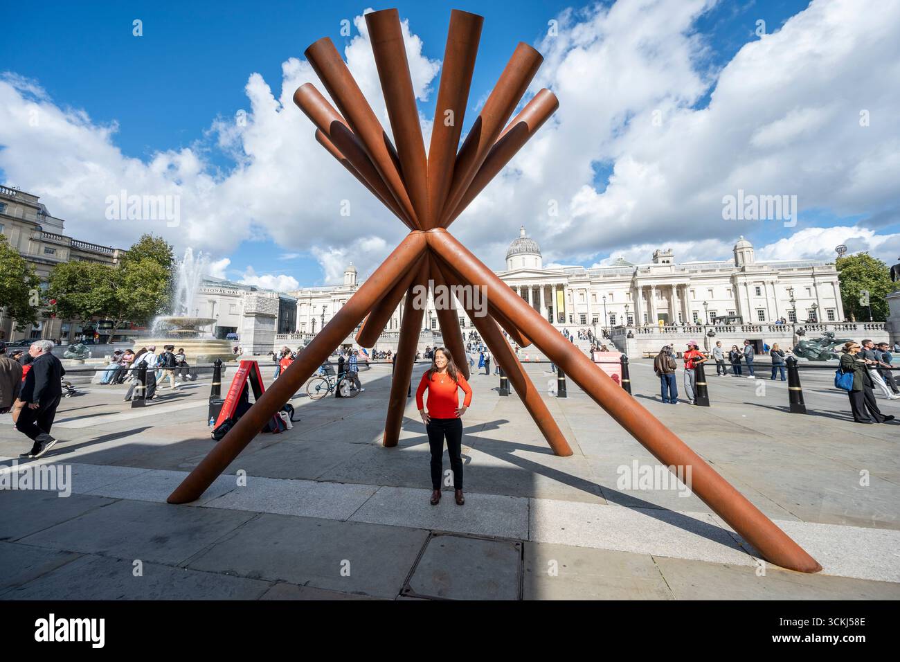 London, Großbritannien. 12. September 2025. „What Nelson Sees“ von Designer Paul Cocksedge und Google Arts & Culture wird im Rahmen des London Design Festivals am Trafalgar Square vorgestellt. Die Installation ist bis zum 18. September zu sehen. Quelle: Stephen Chung / Alamy Live News Stockfoto