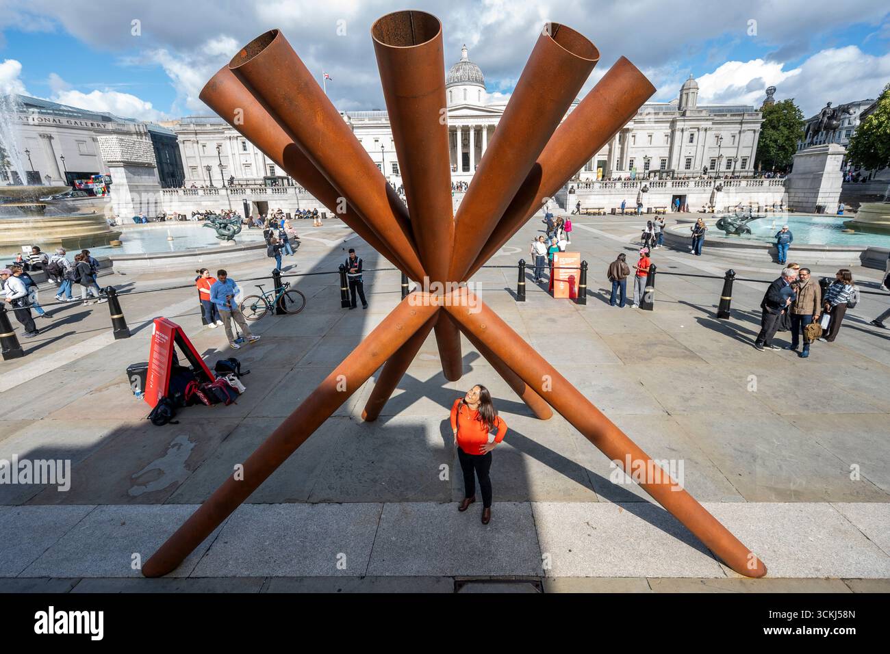 London, Großbritannien. 12. September 2025. „What Nelson Sees“ von Designer Paul Cocksedge und Google Arts & Culture wird im Rahmen des London Design Festivals am Trafalgar Square vorgestellt. Die Installation ist bis zum 18. September zu sehen. Quelle: Stephen Chung / Alamy Live News Stockfoto