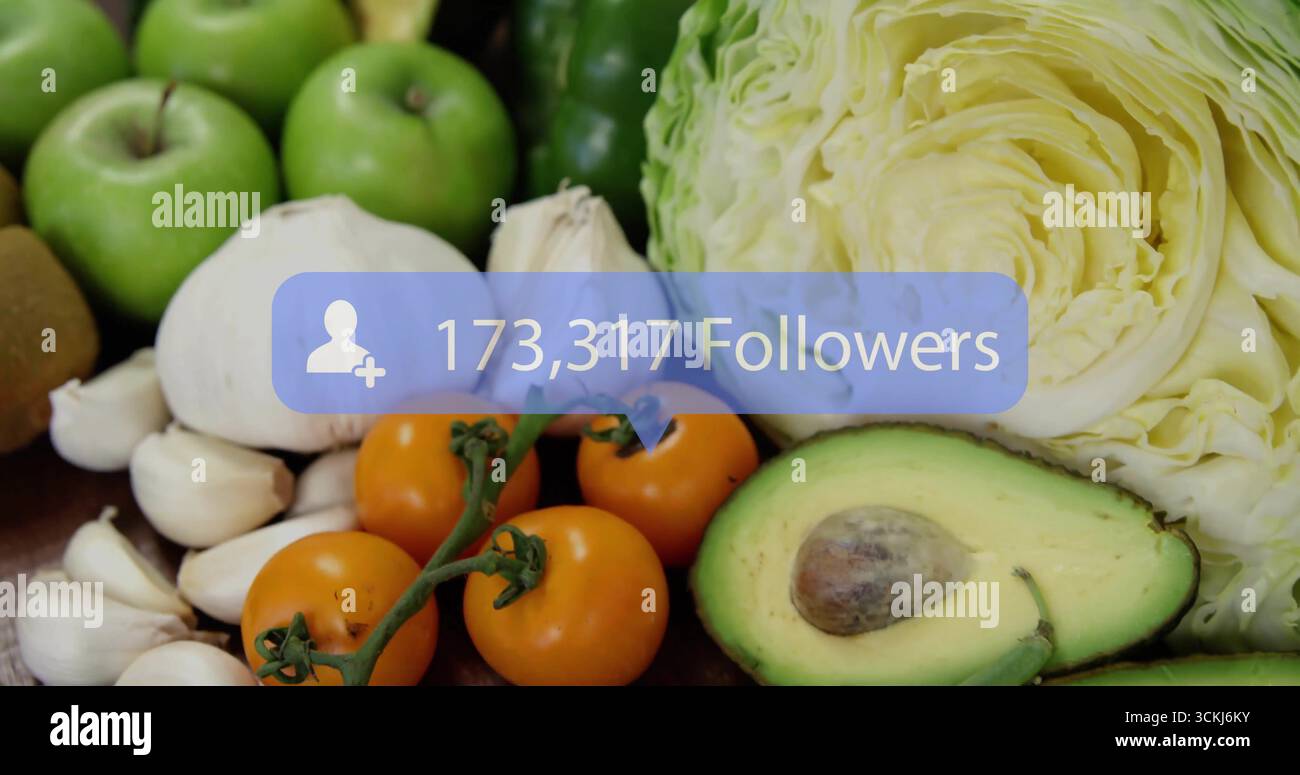 Blaue Überlagerung, die die Follower-Anzahl auf hölzerner Arbeitsplatte zeigt, mit grünen Äpfeln und Avocado Stockfoto