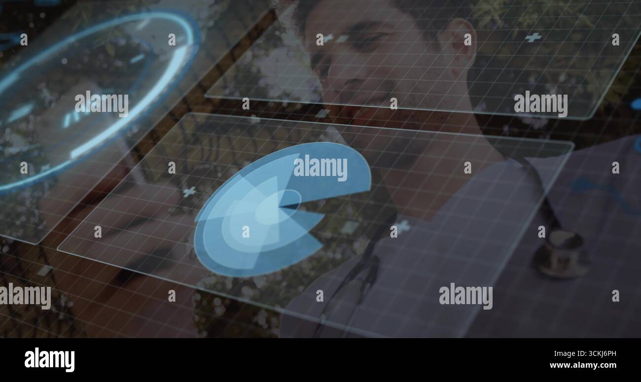 Tragen von Peelings, Stethoskop bei Verwendung von Tablets und Untersuchung medizinischer Daten auf AR-Panels unter Bäumen Stockfoto
