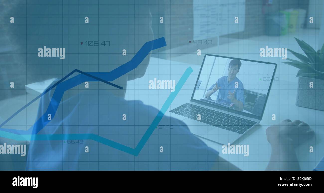 Mann, der einen Kollegen beobachtet, der auf einem weißen Schreibtisch Gesten auf dem Laptop, Topfpflanze, durchscheinender Graphen-Überzug Stockfoto