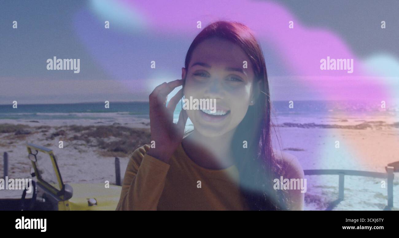 Stehende Frau mit Senfdach am Holzzaun am Strandsteg, gelbes Fahrzeug, Dünen, Meer Stockfoto