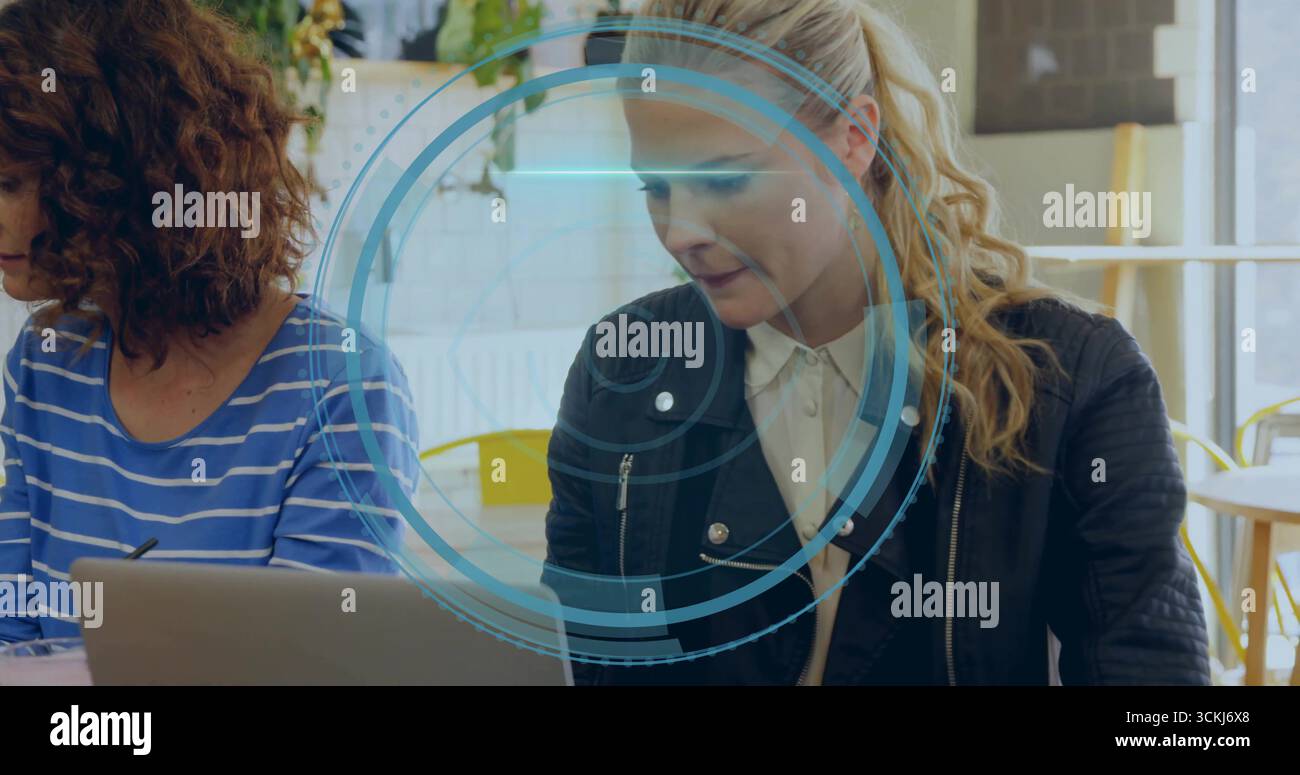 Eine Tippfrau in schwarzer Jacke mit Laptop im Café, mit digitaler Überlagerung, Kaffeetasse, Kopierraum Stockfoto