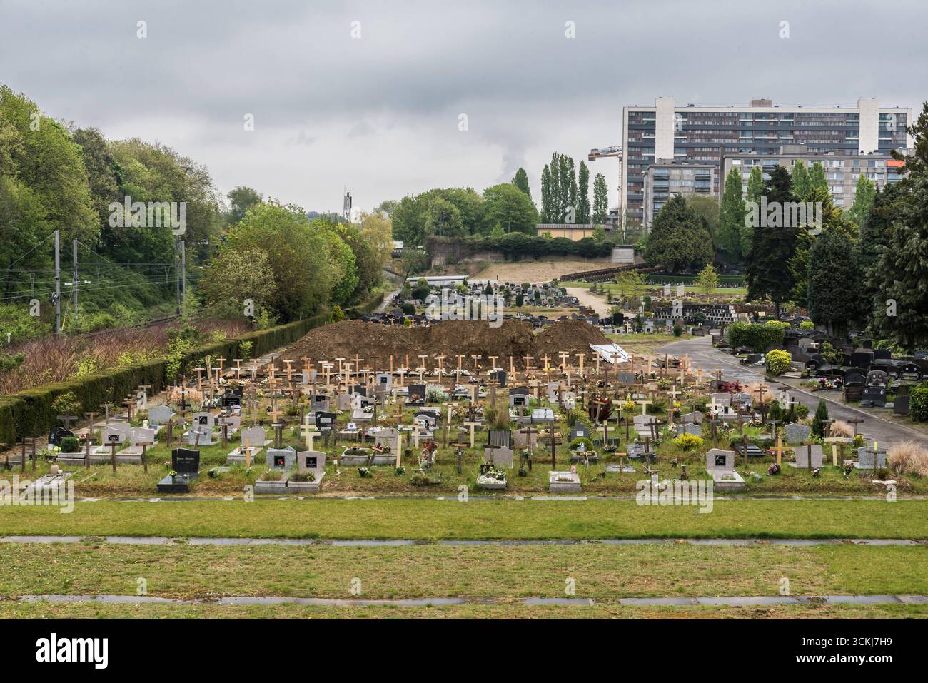 Friedhöfe und Sozialwohnungen in Jette, Region Brüssel-Hauptstadt, Belgien 18. APRIL 2020 Stockfoto