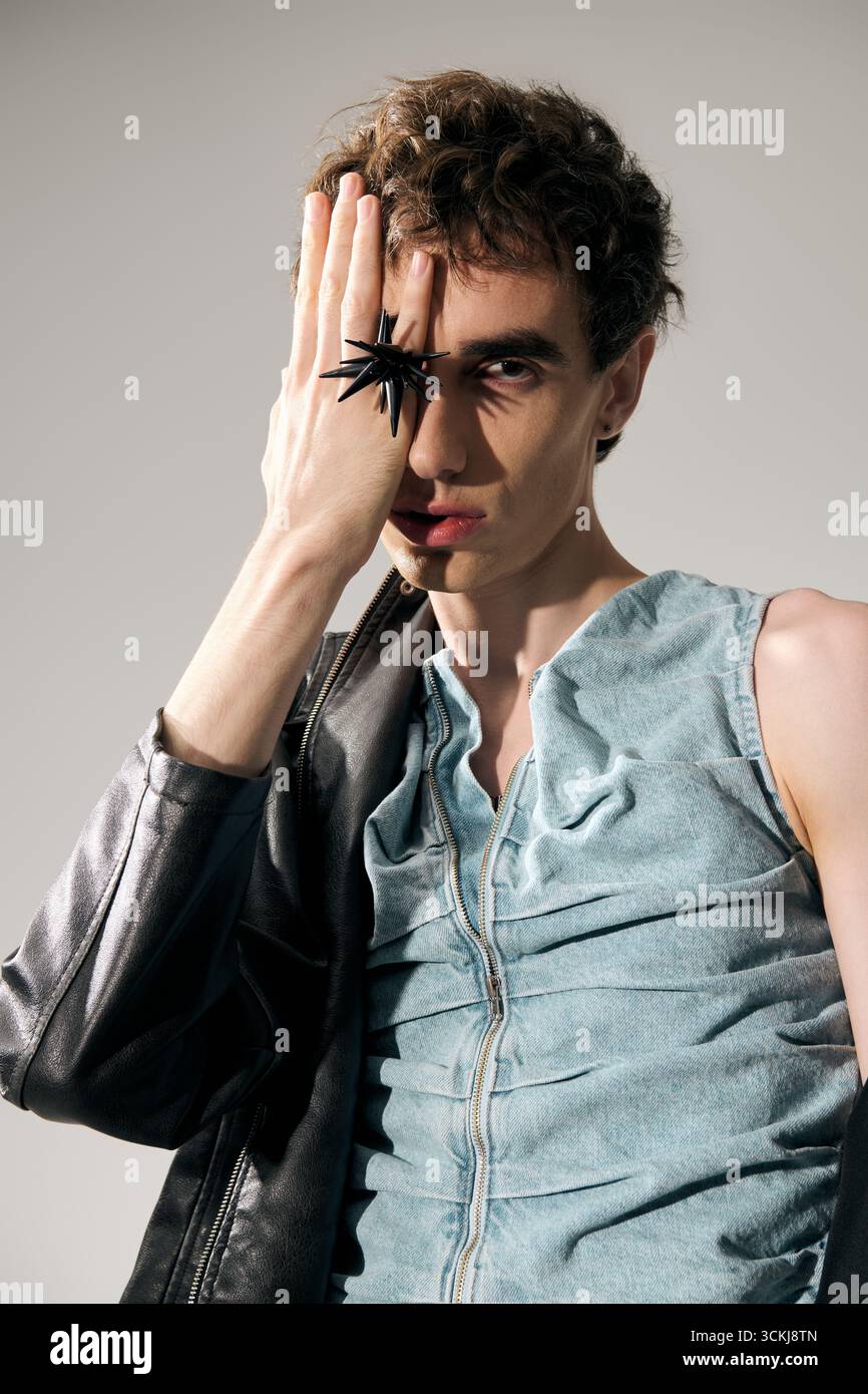 Elegant gekleidet, posiert ein Mann selbstbewusst und offenbart seinen außergewöhnlichen Sinn für Stil und Mode. Stockfoto