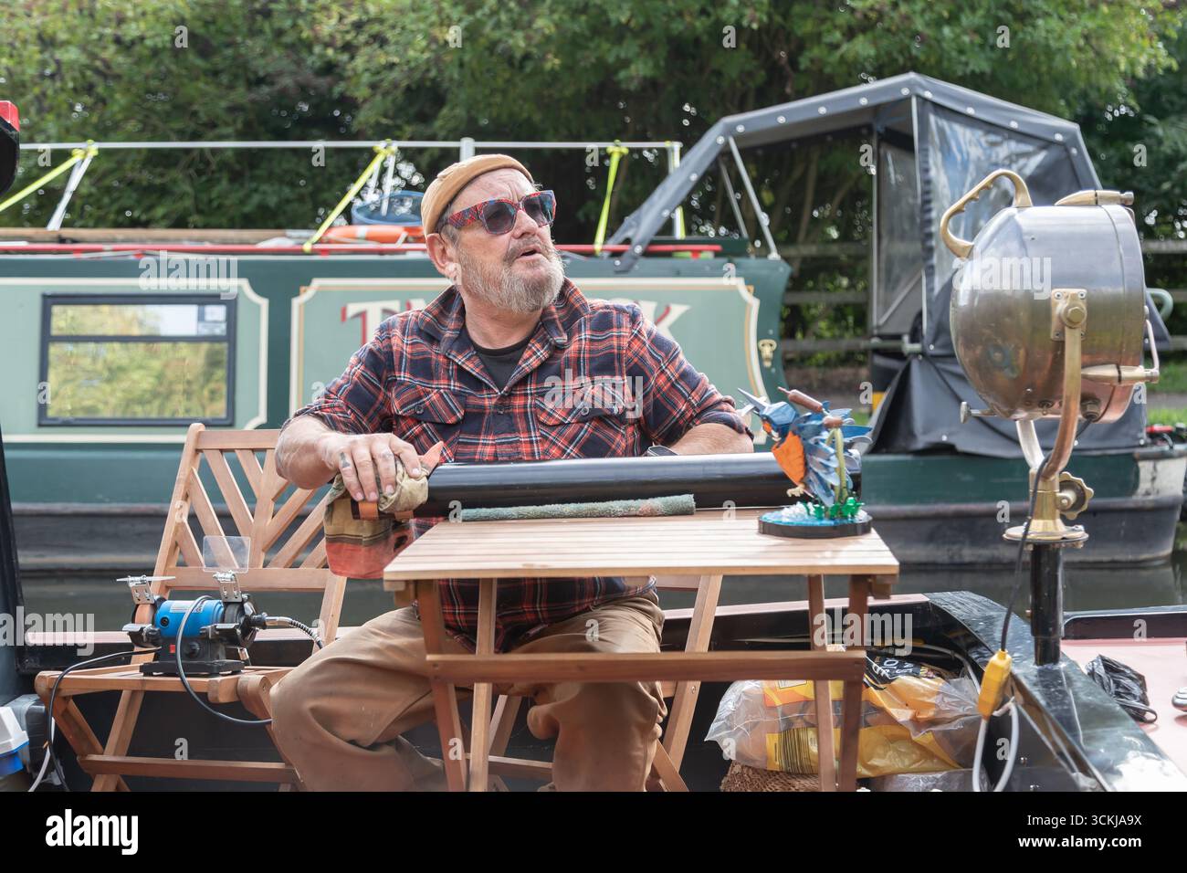 Dudley, West Midlands, Großbritannien. September 2025. IFAN Thomas bringt den letzten polizer auf sein Schmalboot „Defiance“, während sich am kommenden Wochenende Dutzende von Kanalbooten zum jährlichen Black Country Boating Festival in Dudley treffen. IFAN Thomas verbrachte einige Zeit als Tourmanager der 90er-Popband Blur, hat sich aber seitdem für ein ruhigeres Leben an den Kanälen entschieden. Thomas' Boot ist ein relativ neu gebautes Schiff aus dem Jahr 2008, das jedoch von einem 1943er Dieselmotor angetrieben wird. Das Festival findet seit Mitte der 1980er Jahre in der Kreuzung des Bumble Hole Kanals im Herzen des Black Country statt Quelle: Peter Lopeman/Alamy Live News Stockfoto