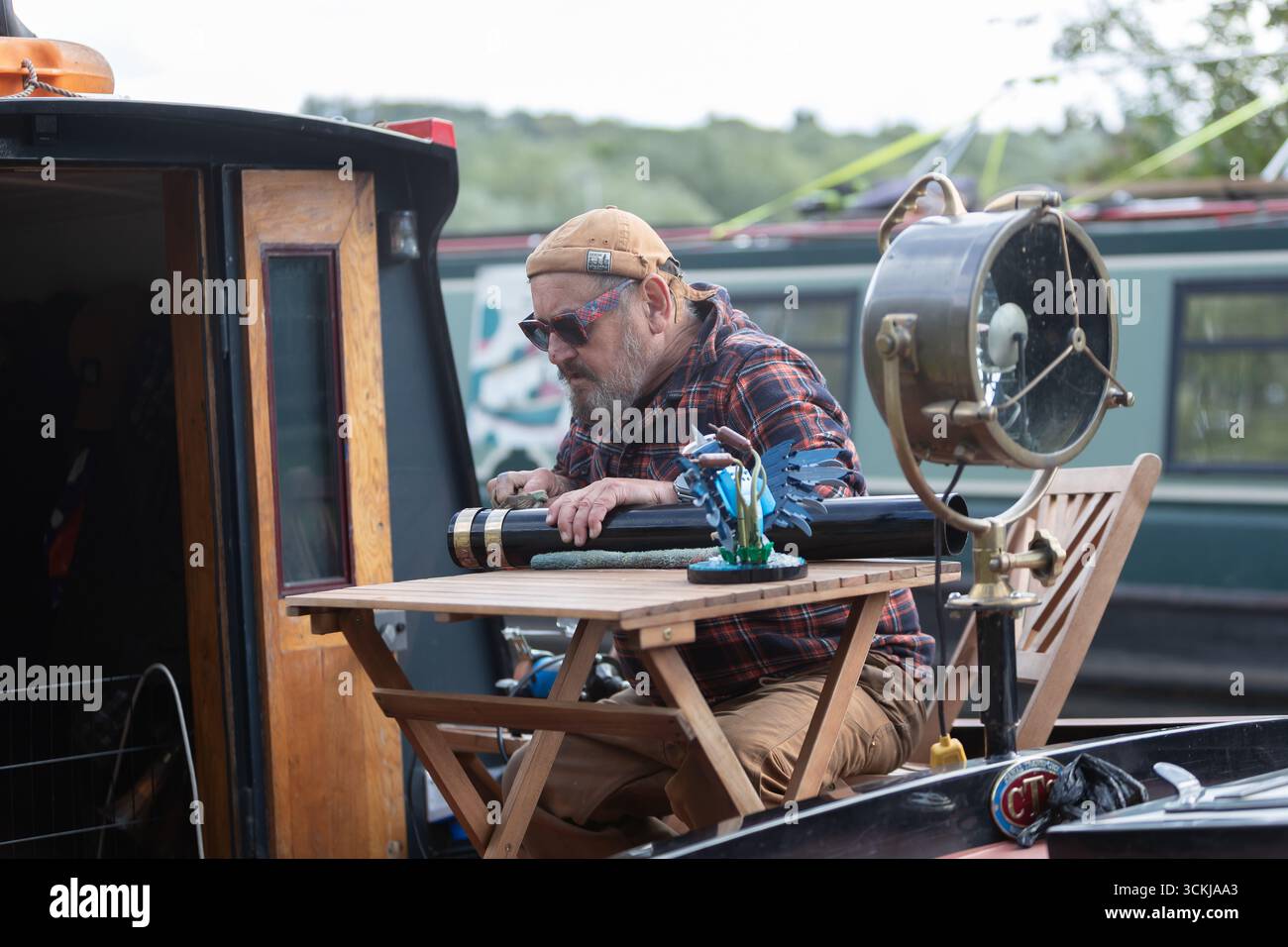 Dudley, West Midlands, Großbritannien. September 2025. IFAN Thomas bringt den letzten polizer auf sein Schmalboot „Defiance“, während sich am kommenden Wochenende Dutzende von Kanalbooten zum jährlichen Black Country Boating Festival in Dudley treffen. IFAN Thomas verbrachte einige Zeit als Tourmanager der 90er-Popband Blur, hat sich aber seitdem für ein ruhigeres Leben an den Kanälen entschieden. Thomas' Boot ist ein relativ neu gebautes Schiff aus dem Jahr 2008, das jedoch von einem 1943er Dieselmotor angetrieben wird. Das Festival findet seit Mitte der 1980er Jahre in der Kreuzung des Bumble Hole Kanals im Herzen des Black Country statt Quelle: Peter Lopeman/Alamy Live News Stockfoto