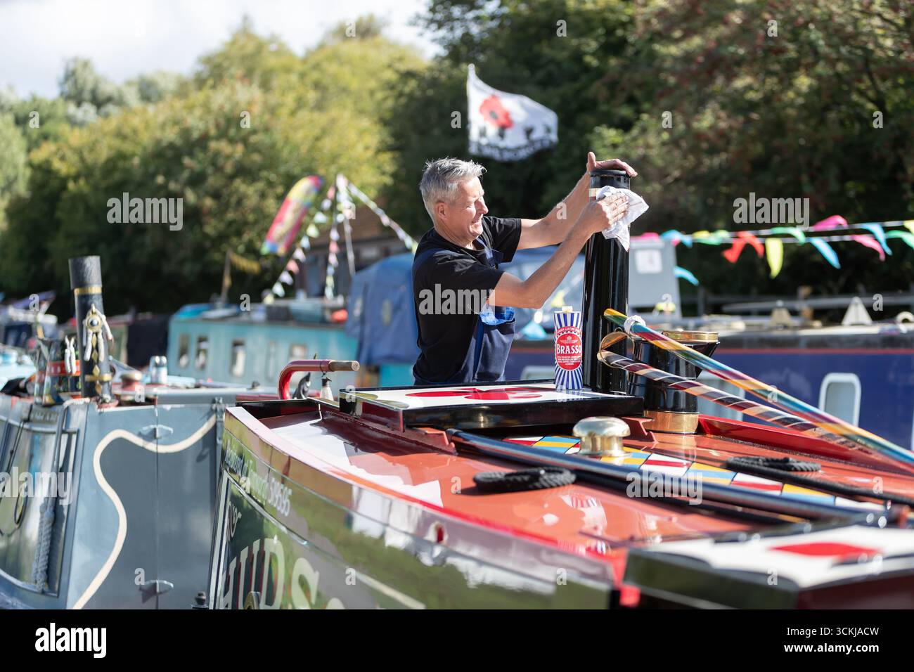 Dudley, West Midlands, Großbritannien. September 2025. Steve Whitehouse, der Kanalbootmann Steve Whitehouse, bringt den letzten lack auf sein Schmalboot „Hudson“, während sich Dutzende Kanalboote zum jährlichen Black Country Boating Festival in Dudley am kommenden Wochenende treffen. Mr. Whitehouses Boot ist ein relativ neu gebautes Schiff aus dem Jahr 2010, das jedoch von einem 1935er Dieselmotor angetrieben wird. Das Festival findet seit Mitte der 1980er Jahre in der Kreuzung des Bumble Hole Kanals im Herzen des Black Country statt Quelle: Peter Lopeman/Alamy Live News Stockfoto