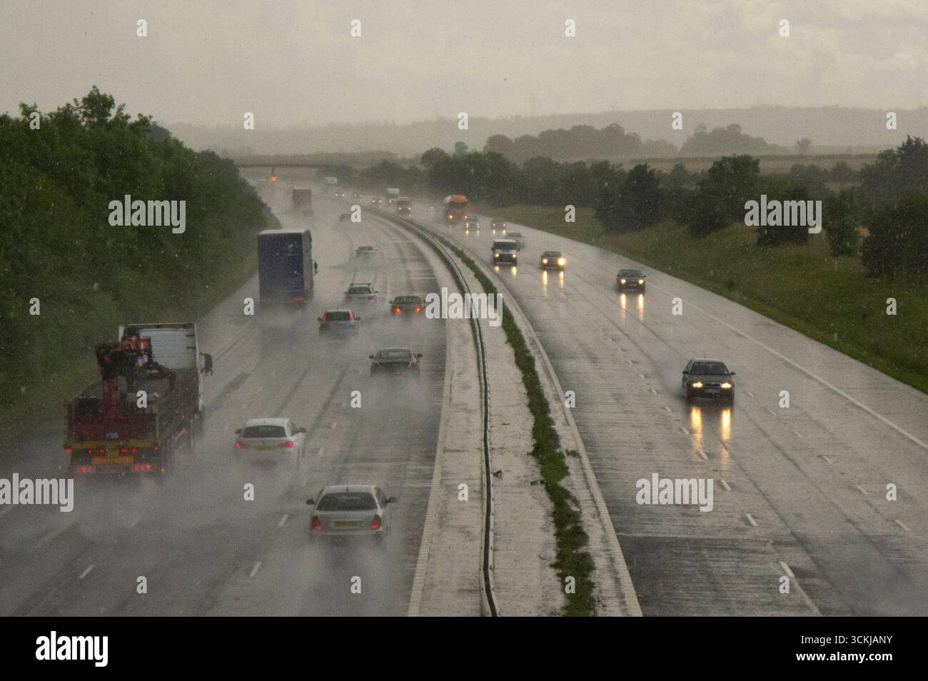 OXFORDSHIRE, ENGLAND, Vereinigtes Königreich - 11. Juli 2012 - Verkehr auf der M40 in Oxfordshire während eines schweren Hagelsturms. Starke Duschen haben das Fahren mit erschwert Stockfoto