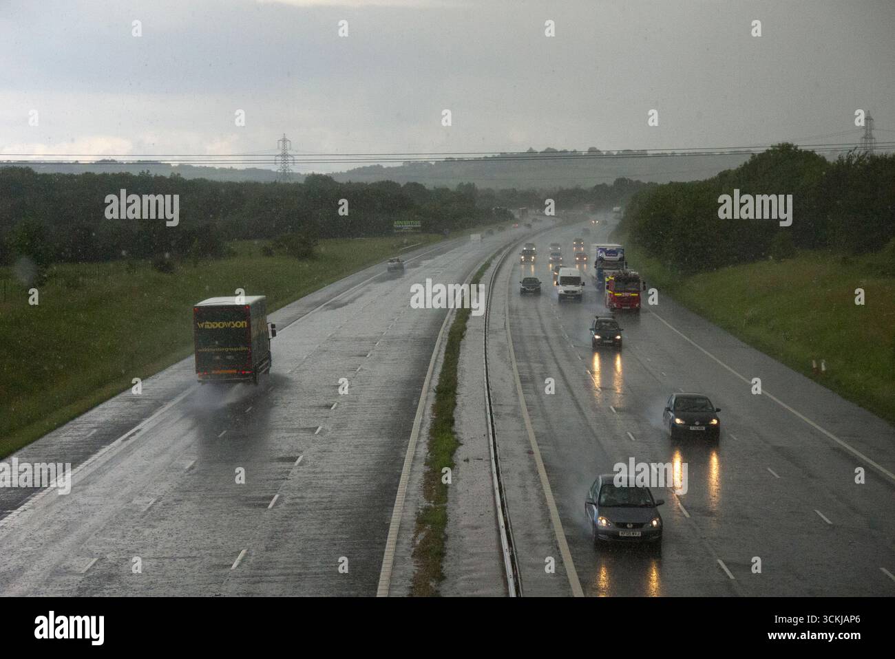 OXFORDSHIRE, ENGLAND, Vereinigtes Königreich - 11. Juli 2012 - Verkehr auf der M40 in Oxfordshire während eines schweren Hagelsturms. Starke Duschen haben das Fahren mit erschwert Stockfoto