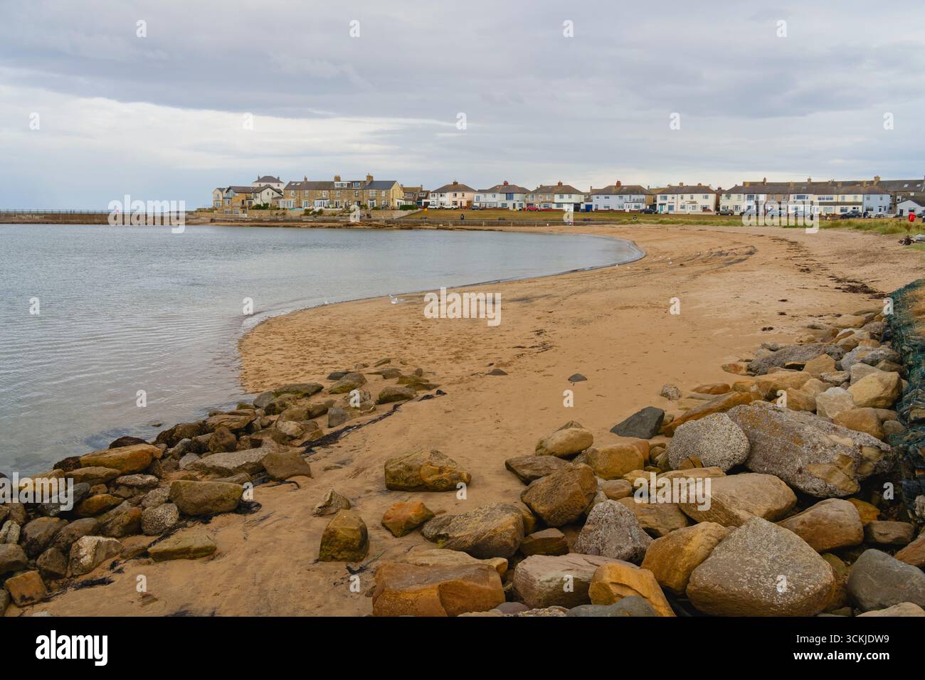 Ebbe an einem kleinen Strand in der Küstenstadt Amble, Northumberland. Stockfoto