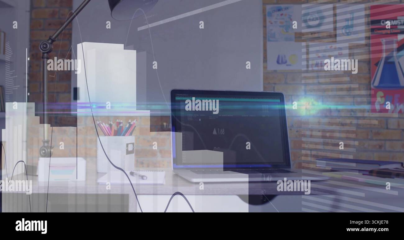 Laptop-Computer mit Code-Schnittstelle und Datendiagramm im Home Office mit Bleistifthalter und Lampe Stockfoto