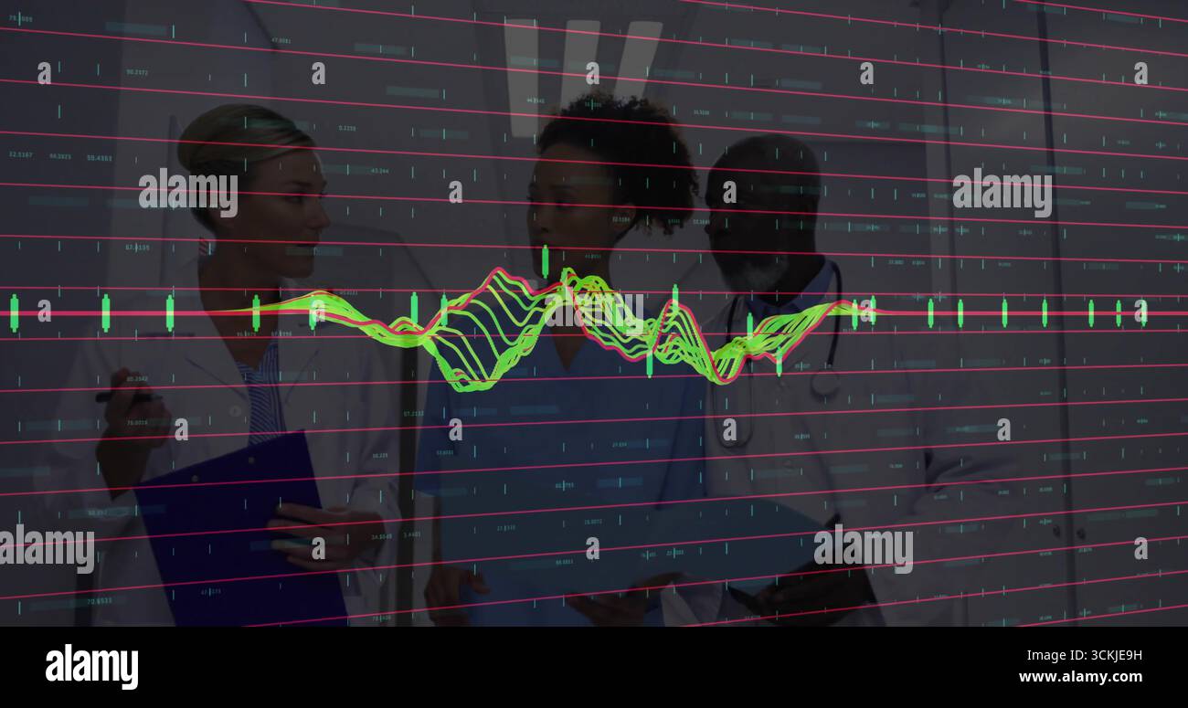 Medizinische Fachkräfte in Peelings, die Vitalkurven im Krankenhauskorridor überprüfen, mit Stethoskop Stockfoto