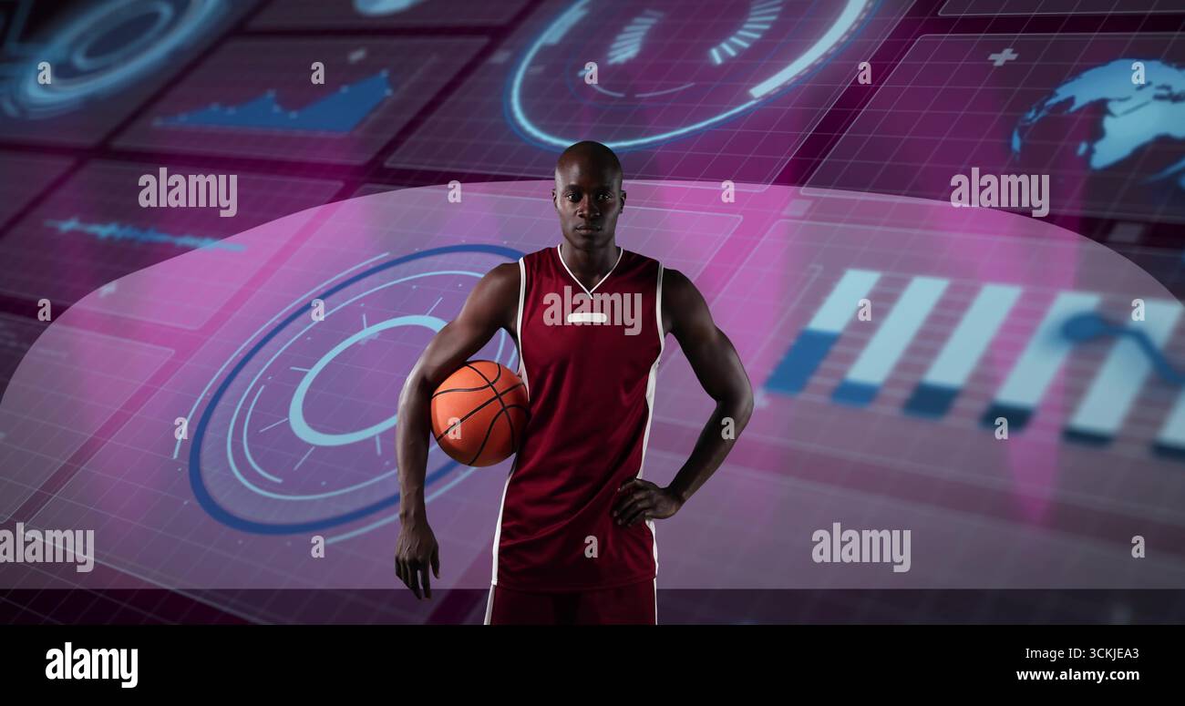 Basketball halten, männliche Athleten stehen im Datenstudio mit HUD-Projektionen, Datendiagrammen Stockfoto
