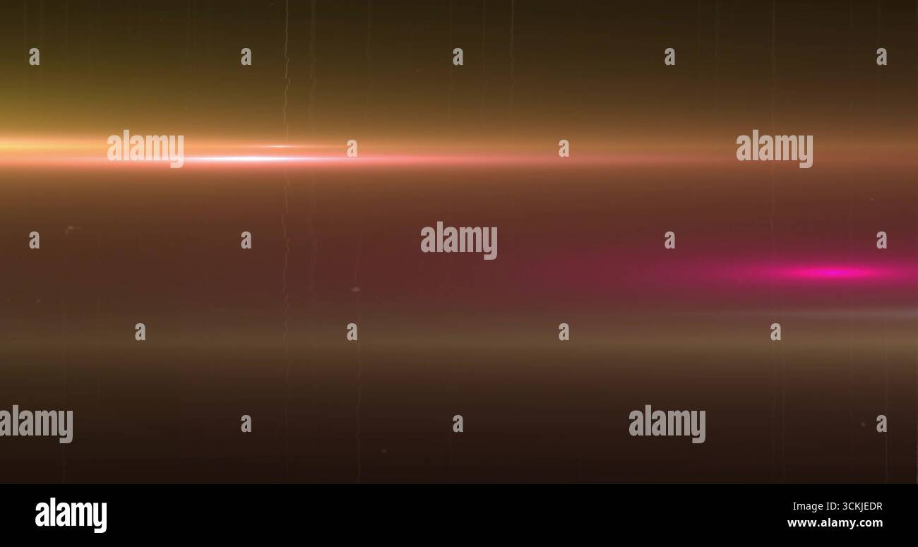 Leuchtende Lichtbänder, die von Gold bis Magenta in abstrakter digitaler Kulisse verschwinden, filmische Lichter Stockfoto