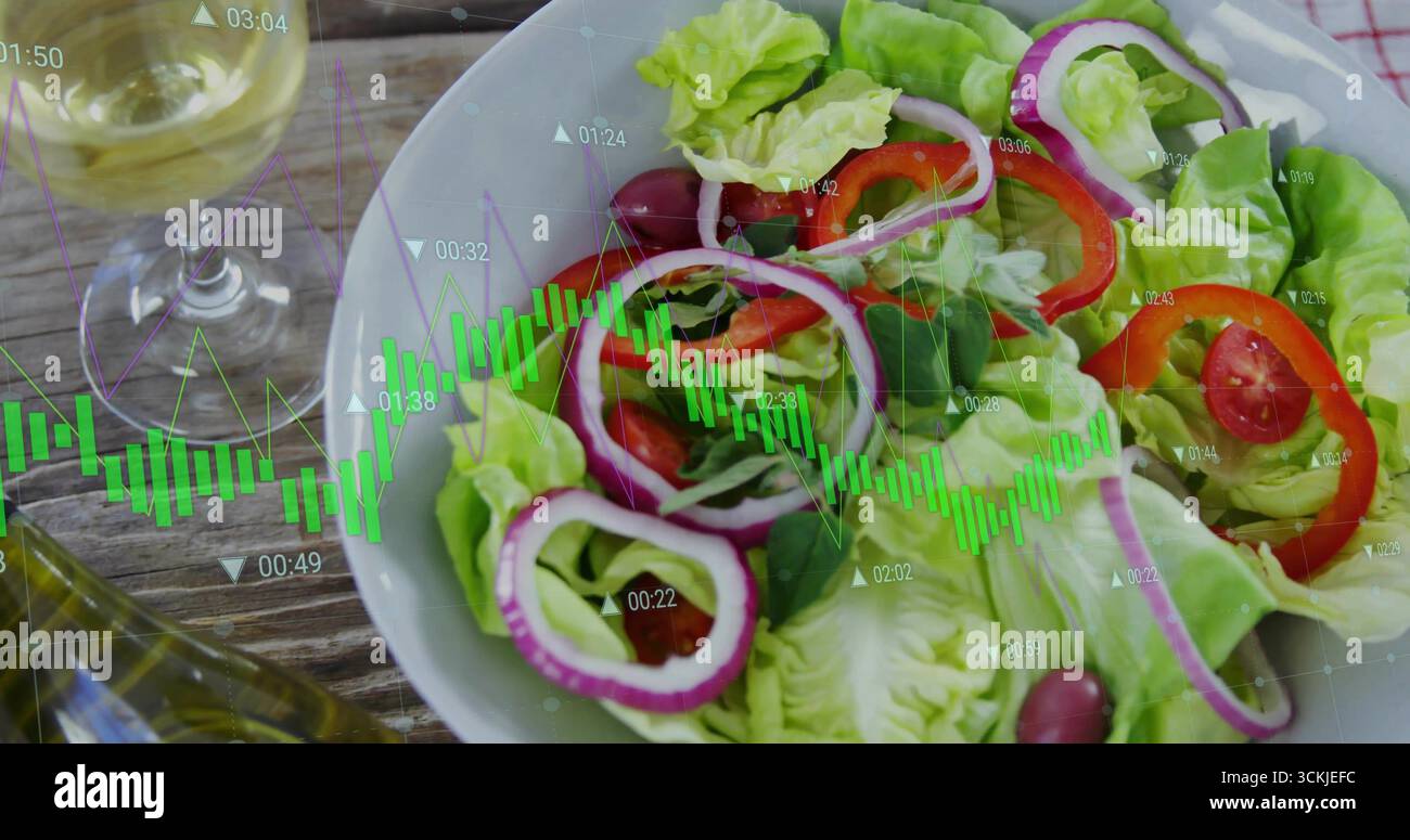 Mit weißer Schüssel mit frischem Salat auf rustikalem Holztisch, Weinglas und Ölkruet Stockfoto