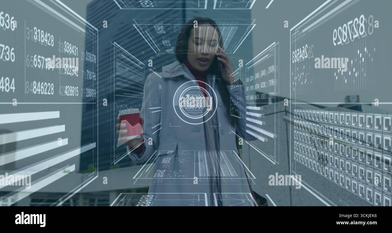 Sprechende Frau mit grauem Mantel rotem Schal, der Smartphone-Kaffeetasse auf dem Dach mit AR-Panels hält Stockfoto