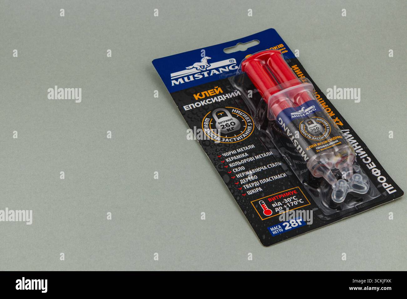 Ukraine Lviv 15.08.25 Hochfester Klebstoff für Metalle, Kunststoffe und Keramik. Praktische Verpackung für einfache Lagerung und Anwendung in va Stockfoto