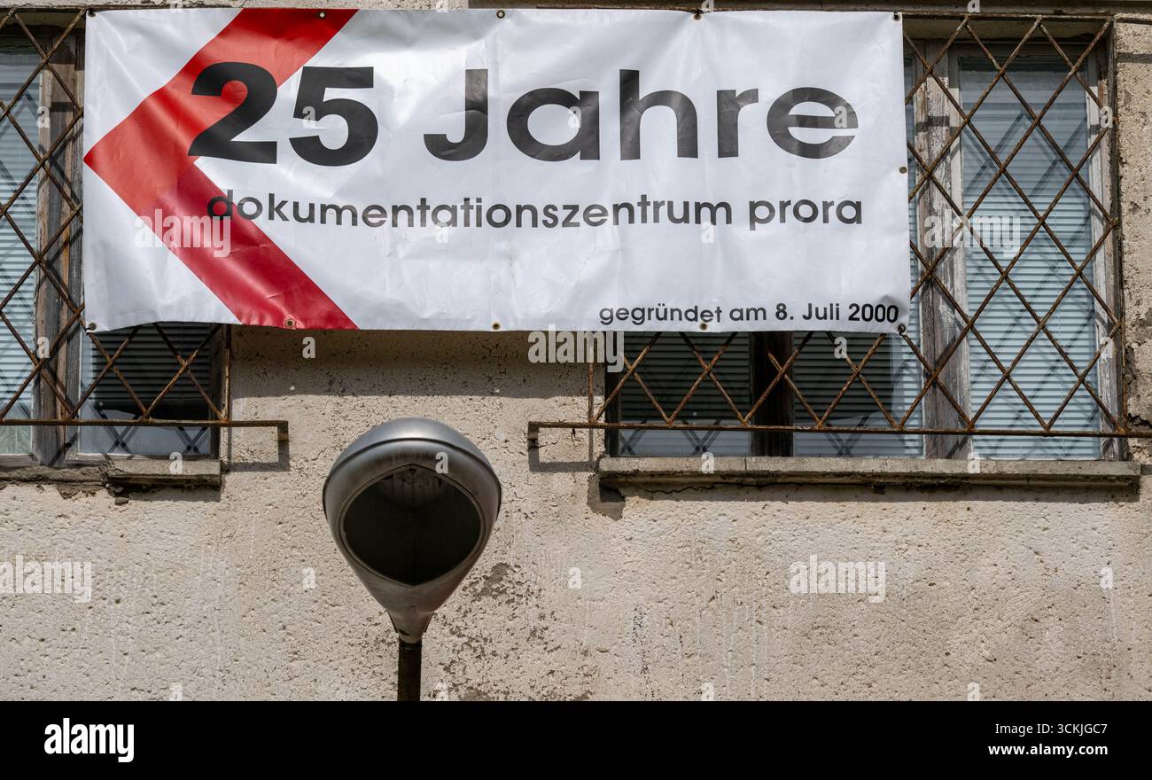 Prora, Deutschland. September 2025. Ein Schild mit der Aufschrift „25 Jahre“ hängt an der Fassade des Dokumentationszentrums Prora auf dem Gelände des KdF-Seebades Prora in der Gemeinde Binz auf der Insel Rügen. Das Dokumentationszentrum, das von einem Verein betrieben wird, plante noch am selben Tag eine Jubiläumsveranstaltung. Quelle: Stefan sauer/dpa/Alamy Live News Stockfoto