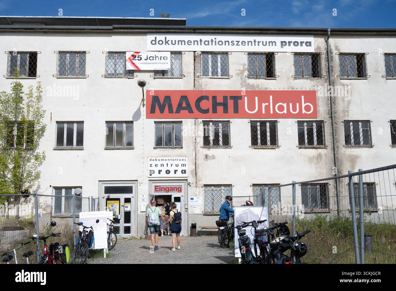 Prora, Deutschland. September 2025. Ein Schild mit der Aufschrift „MACHT Urlaub“ hängt an der Fassade des Dokumentationszentrums Prora auf dem Gelände des KdF-Seebades Prora in der Gemeinde Binz auf der Insel Rügen. Das Dokumentationszentrum, das von einem Verein betrieben wird, plante noch am selben Tag eine Jubiläumsveranstaltung. Quelle: Stefan sauer/dpa/Alamy Live News Stockfoto