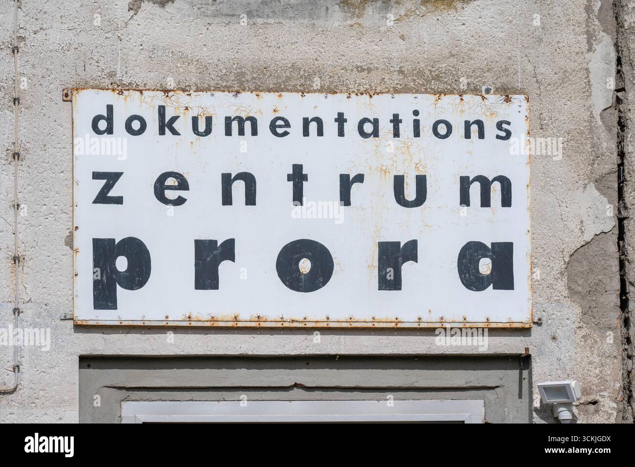 Prora, Deutschland. September 2025. Ein Schild mit der Aufschrift „Prora“ hängt an der Fassade des Dokumentationszentrums Prora auf dem Gelände des KdF-Seebades Prora in der Gemeinde Binz auf der Insel Rügen. Das Dokumentationszentrum, das von einem Verein betrieben wird, plante noch am selben Tag eine Jubiläumsveranstaltung. Quelle: Stefan sauer/dpa/Alamy Live News Stockfoto