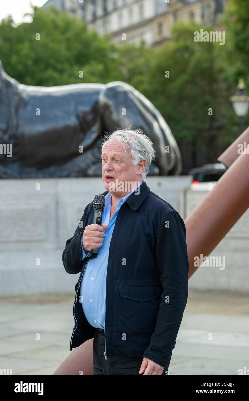 London, Großbritannien, 12. September 2025, das London Design Festival eröffnet „What Nelson Sees“ von Paul Cocksedge und Google Arts & Culture am Trafalgar Square, um Londons Vergangenheit, Gegenwart und Zukunft mithilfe von KI-Filmemachern zu erkunden. Die Installation läuft bis zum 18. September 2025. Beim Blick durch die Installation werden die Zuschauer zu Live-Ansichten der Stadt aus Nelsons Perspektive transportiert. Andrew Lalchan Photography/Alamy Live News Stockfoto