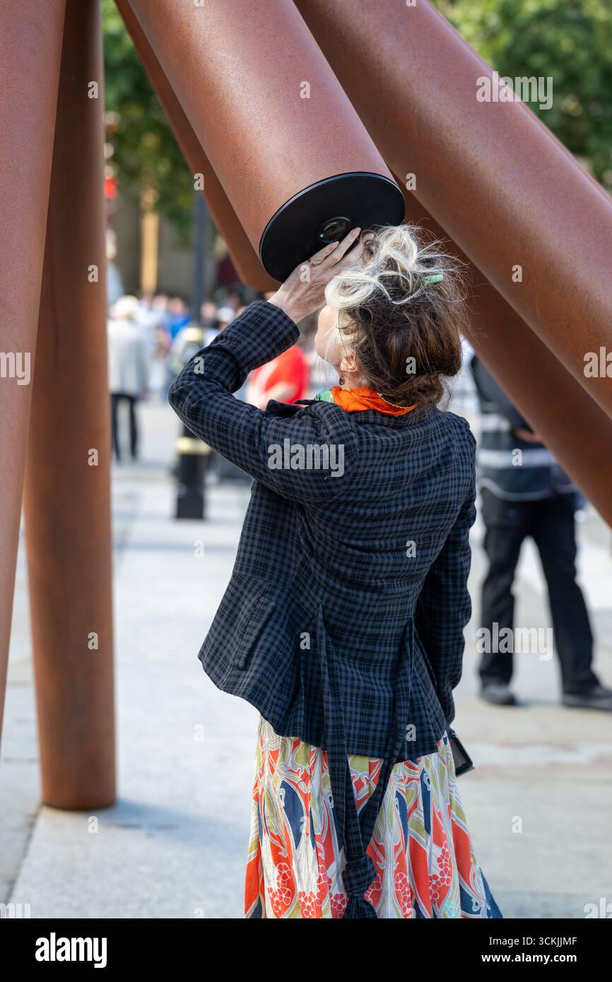 London, Großbritannien, 12. September 2025, das London Design Festival eröffnet „What Nelson Sees“ von Paul Cocksedge und Google Arts & Culture am Trafalgar Square, um Londons Vergangenheit, Gegenwart und Zukunft mithilfe von KI-Filmemachern zu erkunden. Die Installation läuft bis zum 18. September 2025. Beim Blick durch die Installation werden die Zuschauer zu Live-Ansichten der Stadt aus Nelsons Perspektive transportiert. Andrew Lalchan Photography/Alamy Live News Stockfoto